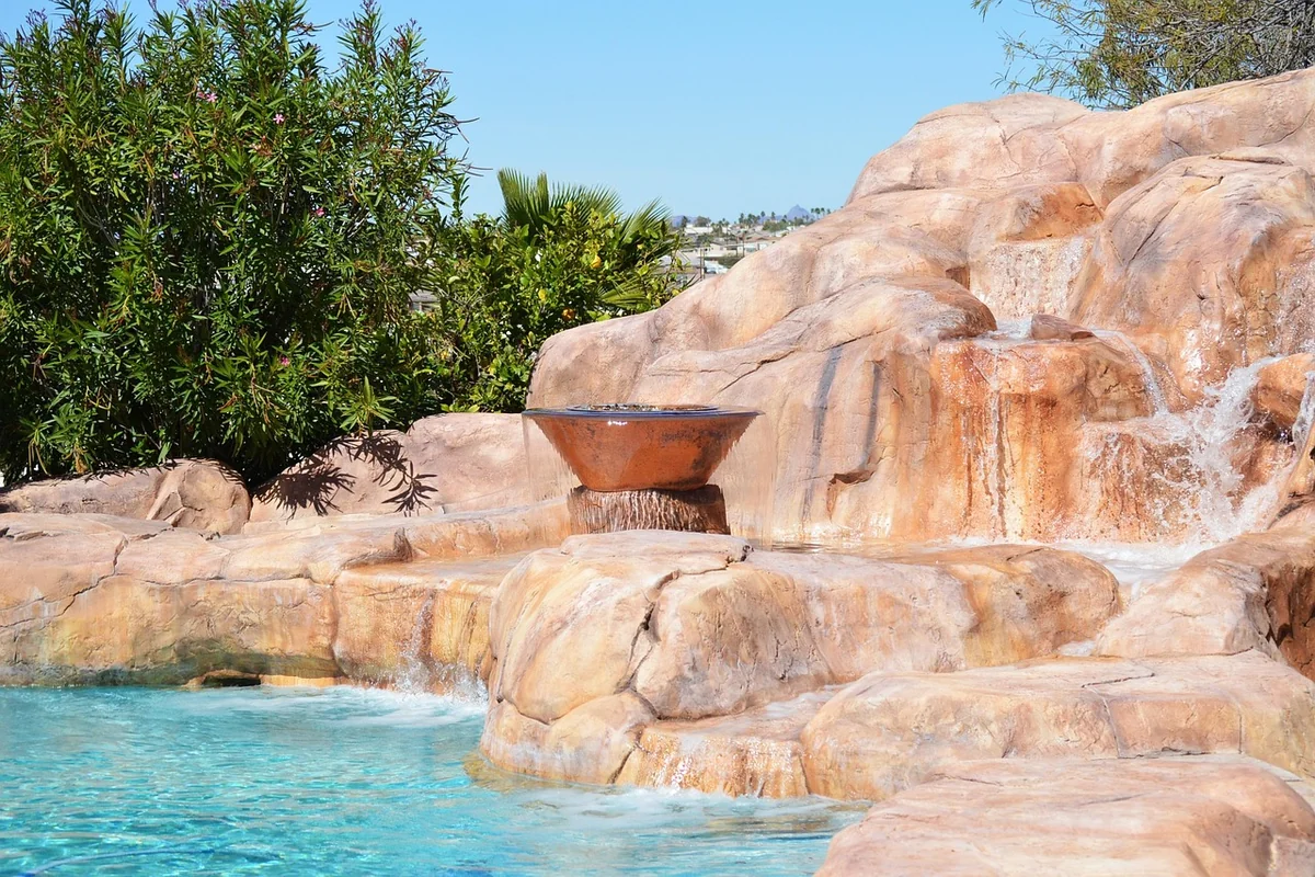Camouflage piscine tubulaire : 5 astuces tendance pour un jardin design en 2026
