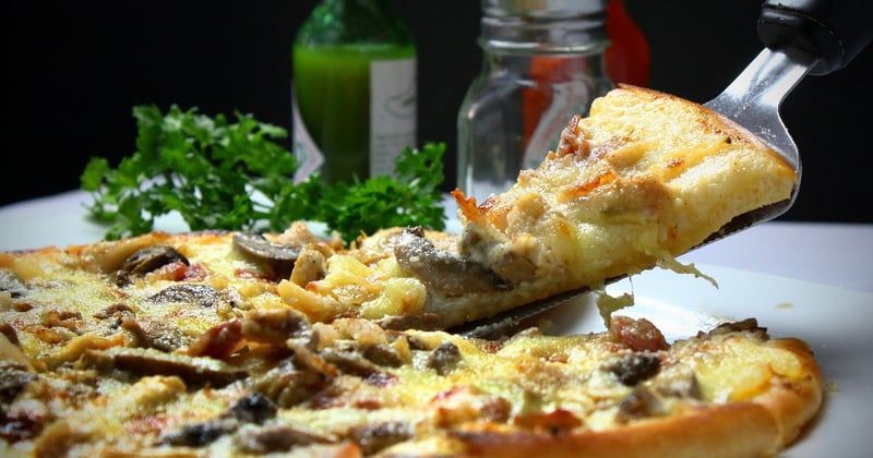 Pizza surgelée au micro onde : le guide pour un résultat croustillant