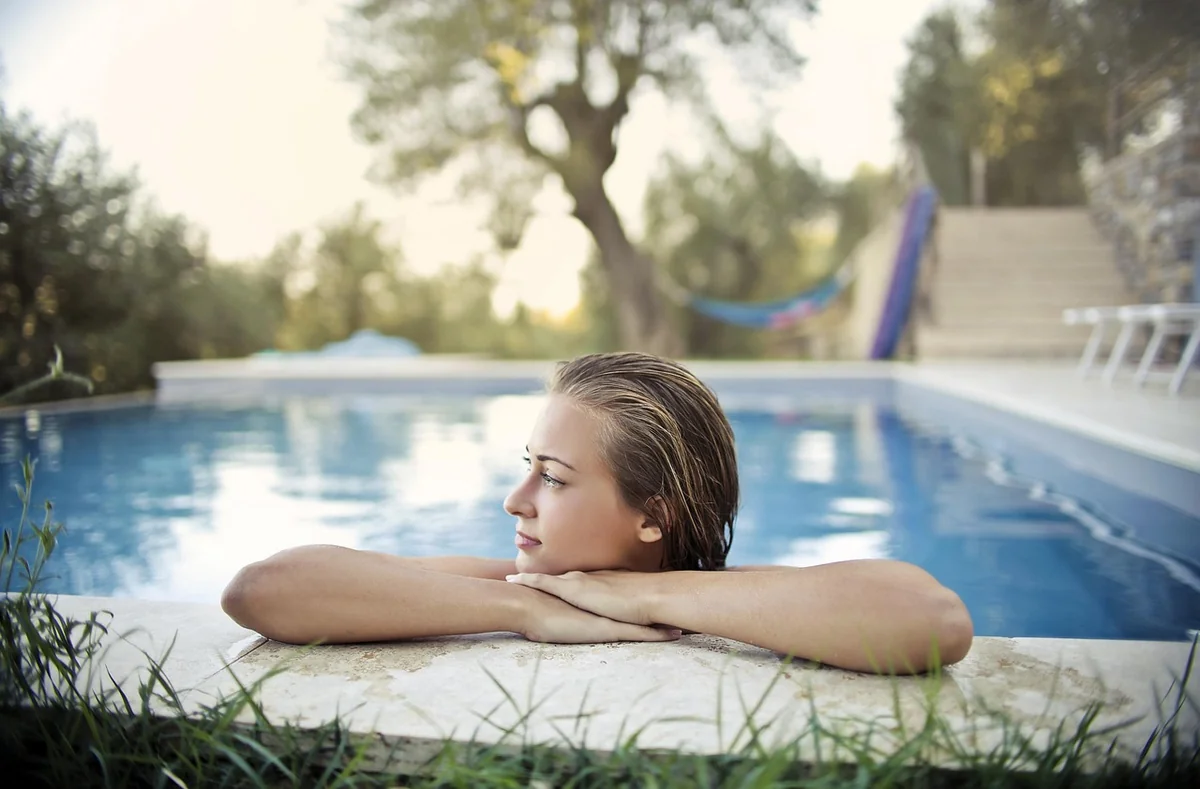 5 astuces ingénieuses pour cacher piscine hors sol et sublimer votre jardin en 2026
