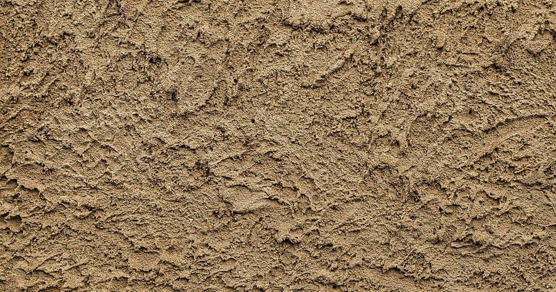 Comment fixer sur du crepi exterieur sans tout abimer : le guide