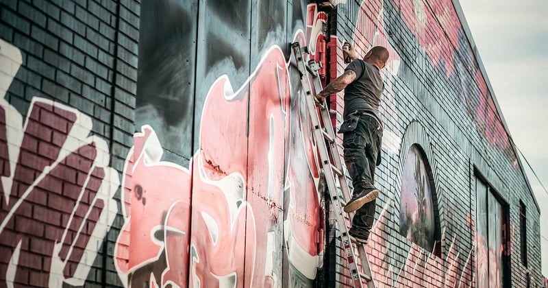 Peinture au pistolet plafond : la méthode simple pour un résultat impeccable