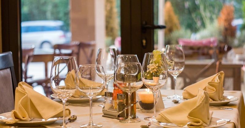 Peut-on poser une nappe rectangulaire sur une table ronde ?