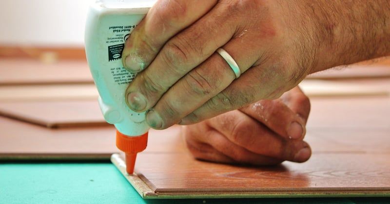 Huile de lin sur plan de travail stratifié : le guide qui change tout