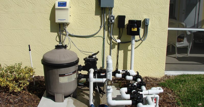 Air dans la pompe piscine : les causes et solutions pour bien purger
