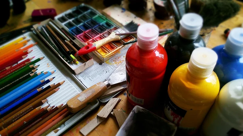 Le choix du revêtement : peinture, résine ou carrelage adhésif ?